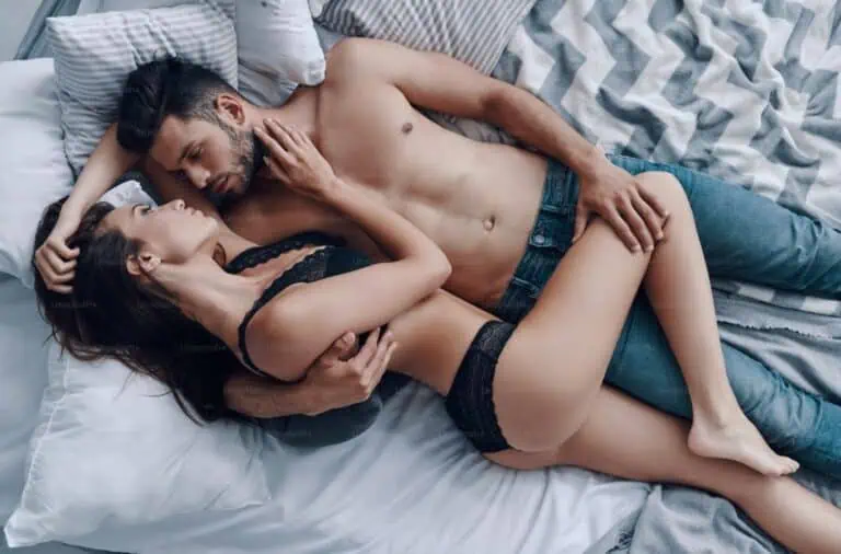 Casal explorando os segredos do prazer feminino e masculino para uma experiência sexual intensa.
