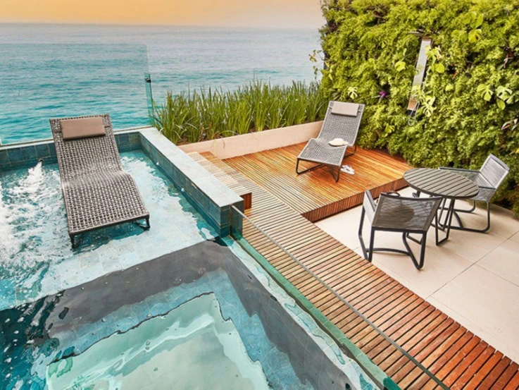 Deck com espreguiçadeiras e piscina privativa no VIP’s Suítes, estilo Melhores Motéis de Luxo no Rio de Janeiro