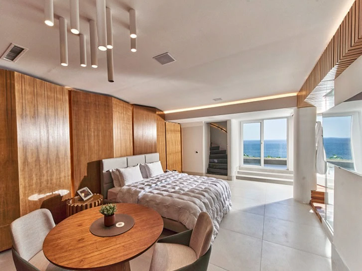 Suíte ampla do VIP’s Suítes na Av. Niemeyer com cama king e ambiente integrado, referência aos Melhores Motéis de Luxo no Rio de Janeiro
